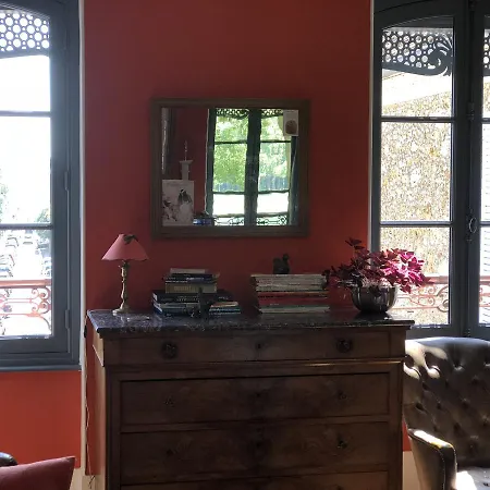 Bed In - De La Piece D'eau Des Suisses * Versailles