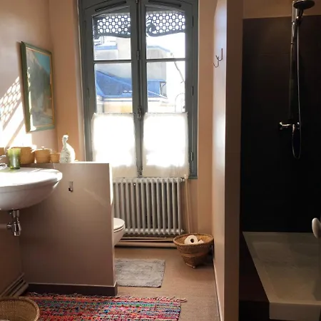 Bed In - De La Piece D'eau Des Suisses * Versailles