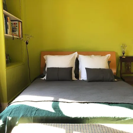 Bed In - De La Piece D'eau Des Suisses * Versailles