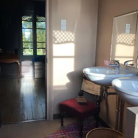 Bed In - De La Piece D'eau Des Suisses Versailles