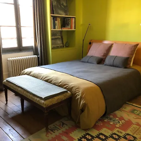 Bed In - De La Piece D'eau Des Suisses Versailles