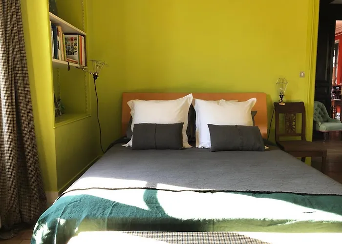 Bed In - De La Piece D'eau Des Suisses * Versailles