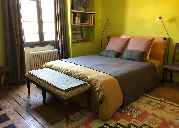 Bed In - De La Piece D'eau Des Suisses Versailles